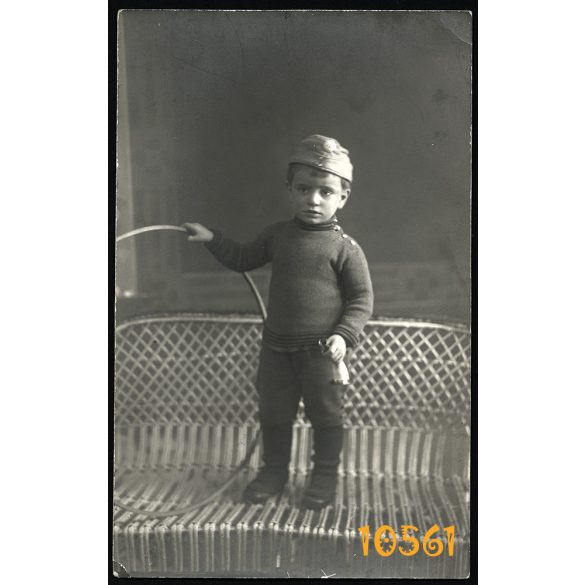 kisfiú katonasapkában, játék, kürt, karika, Lux műterem, 1910-es évek, Budapest, Eredeti fotó, papírkép. 
