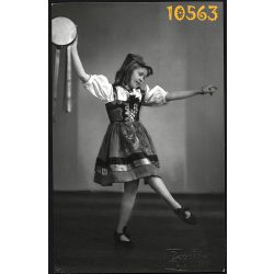   Kossak utóda Komáromi műterem, Regőczi (Rosstauscher) Erzsébet, lány, tánc, népviselet, nemzeti, művész, 1924, 1920-as évek, eredeti fotó, papírkép.   