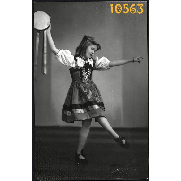 Kossak utóda Komáromi műterem, Regőczi (Rosstauscher) Erzsébet, lány, tánc, népviselet, nemzeti, művész, 1924, 1920-as évek, eredeti fotó, papírkép.   