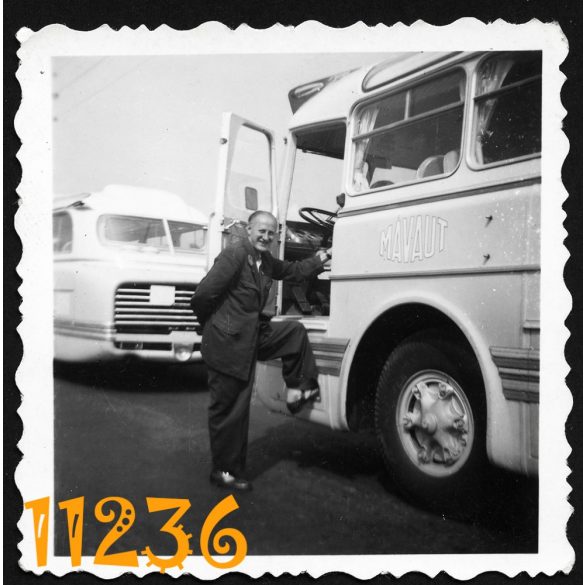 Ikarus 55 Mávaut autóbusz sofőrjével, jármű, közlekedés, 1960-as évek, Eredeti fotó, papírkép. 