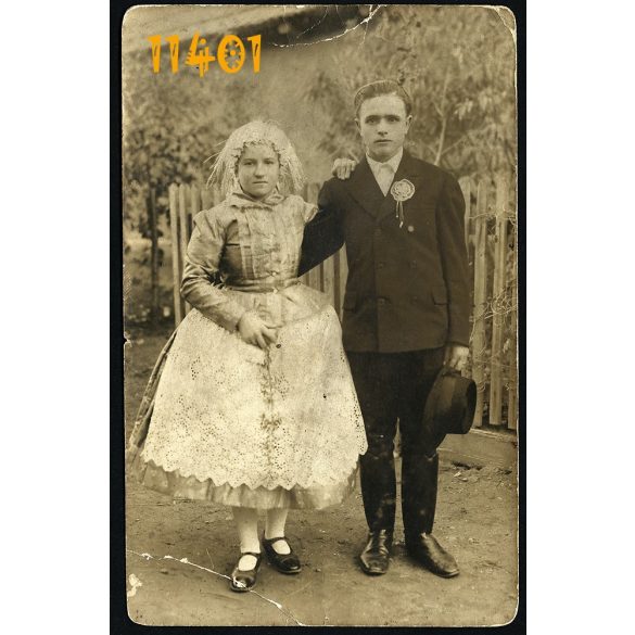 Fiatal pár nápviseletben, kalap, falu, divat, ünnep, 1920-as évek, Eredeti fotó, papírkép, behajlott sarokkal.