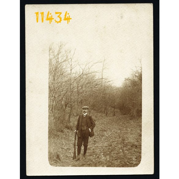 Vadász puskával, elegáns férfi, vadászat, erdő, természet, 1910-es évek, Eredeti fotó, papírkép. 