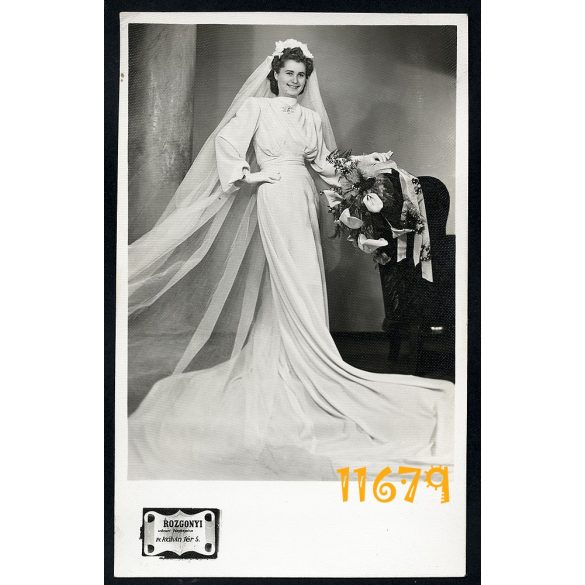 Rozgonyi Dezső műterme, menyasszony virággal, esküvő, ünnep, elegáns hölgy, fátyol, divat, Budapest, 1930-as évek Eredeti fotó, papírkép.  