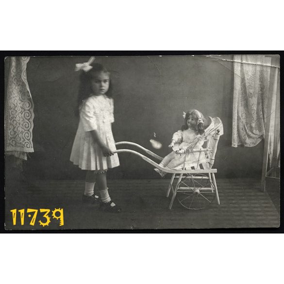 Játék babakocsi, baba, masni, kislány műteremben, 1913, Eredeti fotó, papírkép.  