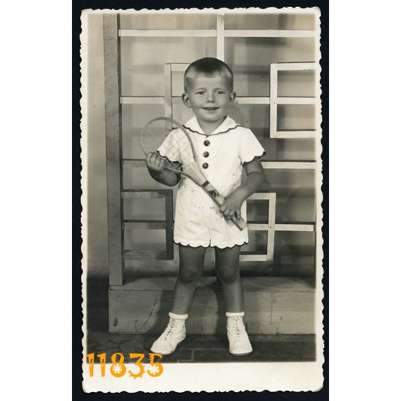 "Fotó" műterem, Ózd, kisfiú teniszütővel, sport, különös modern háttér, gyerek, 1930-as évek, Eredeti fotó, papírkép.  