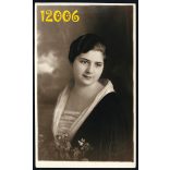 Blahos R. műterem, elegáns hölgy virágcsokorral, Budapest, 1920-as évek, Eredeti fotó, papírkép.   