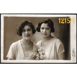   Faragó műterem, Újpest, elegáns hölgyek gyöngysorral, virággal, 1927, 1920-as évek, Eredeti fotó, papírkép.   