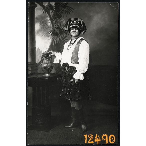Nő különös kendőben, Kalocsa, Madarász műterem, népviselet, ékszer, nyaklánc, fülbevaló, 1929, Eredeti fotó, papírkép. 