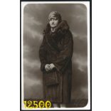 Brunhuber műterem, Budapest, elegáns hölgy bundában, retikül, kalap, 1920-as évek, Eredeti fotó, papírkép. 