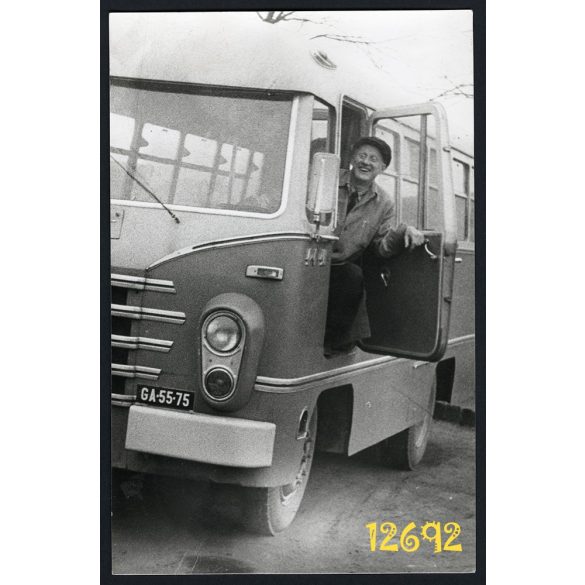 Eredeti fotó, papírkép. Ikarus AMG-408 autóbusz a sofőrjével, I.telep 1961. Székesfehérvár (?), jármű, közlekedés, autóbusz 