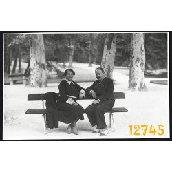   Parádfürdő, üdülő, fürdőhely, elegáns pár padon, 1935., 1930-as évek, eredeti fotó, papírkép. 