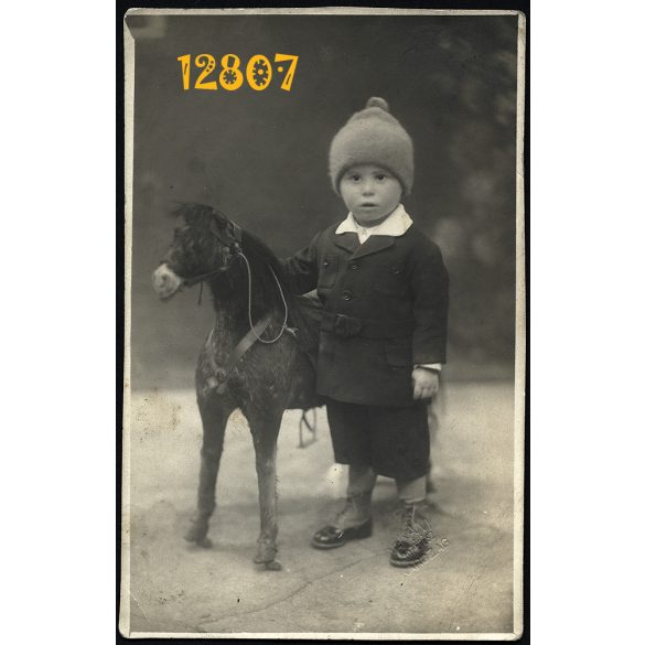 Dékány műterem, Karcag, kisfiú sapkában, játék lóval, 1920-es évek, Eredeti fotó, papírkép.  