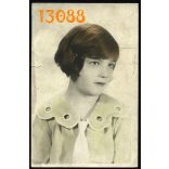 Dr. Barabásné Földiák Ági műterem Budapest, kézzel színezett fotó, lány portréja, 1930-as évek, Eredeti fotó, papírkép. 