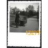 Lány babakocsival, Budapest, Városliget, copf, 1942, 1940-es évek, Eredeti fotó, papírkép.   