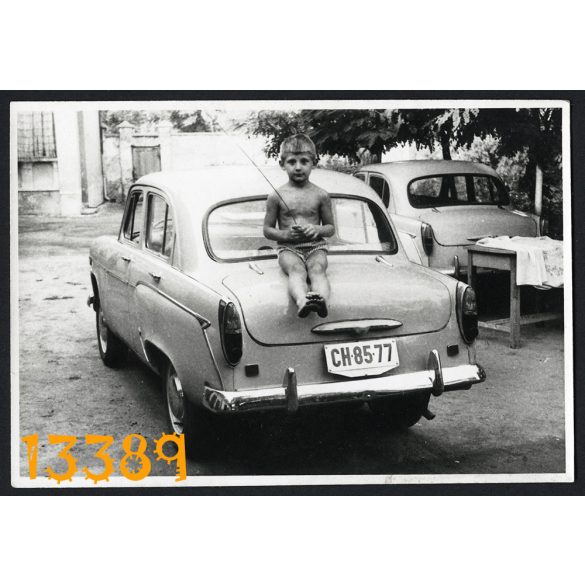 Kisfiú Moszkvics személygépkocsin, autó, jármű, közlekedés, 1960-as évek, Eredeti fotó, papírkép.   
