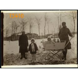   Gyerekek babakocsival, baba, játék, tél, tanya, Berettyóújfalu környéke, 1932. január 6., 1930-as évek, eredeti fotó, papírkép. 