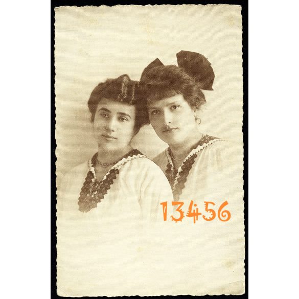 Rácz műterem, elegáns hölgyek masnival, portré, Budapest, 1917, 1910-es évek, Eredeti fotó, papírkép.  