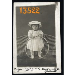   Kislány karikával, játék, műterem, levelezőlap, nagymamának Bad Aussee-be, Kaposvár, 1913, Eredeti fotó, papírkép. 