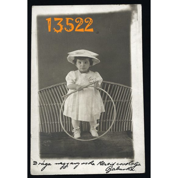 Kislány karikával, játék, műterem, levelezőlap, nagymamának Bad Aussee-be, Kaposvár, 1913, Eredeti fotó, papírkép. 