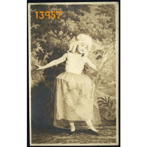 Fischer műterem, Nagyszeben, Sibiu, Hermannstadt, Erdély, kislány kosztümben, különös háttér, 1920-as évek, Románia, Eredeti fotó, papírkép. 