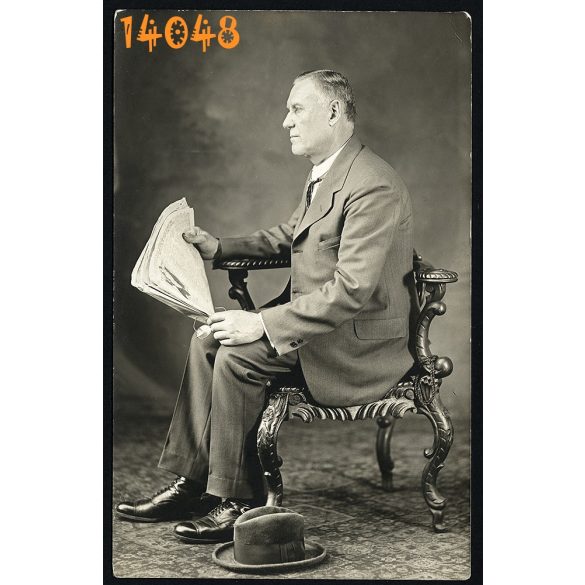 Elegáns férfi különös székben, újság, kalap, sajtó, műterem, Magyarország, 1920-as évek, Eredeti fotó, papírkép. 