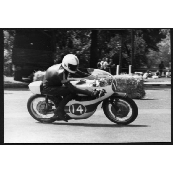 Motorverseny, Budapest, Népliget, Laurie Turnbull, Yamaha 350 motorkerékpár, jármű, közlekedés, sport,  1971., 1970-es évek, szocializmus,. Eredeti fotó, papírkép.   