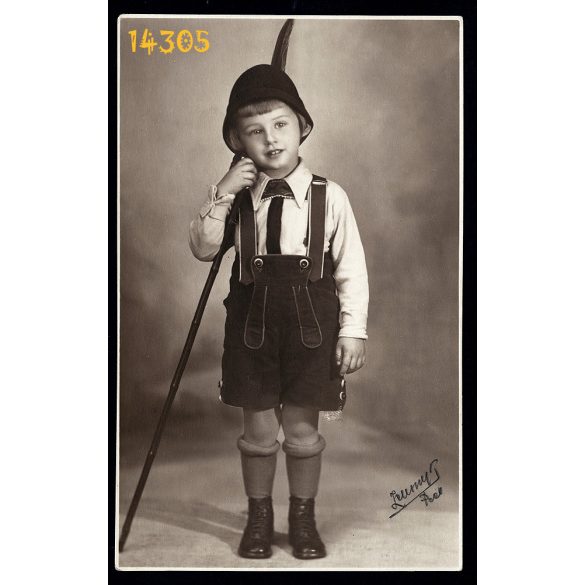 Zelesny műterem, Pécs, szignózott, Urvölgyi Stubnya Béla, kisfiú kiránduló ruhában, bőrnadrág, 1933, 1930-as évek, Eredeti fotó, papírkép. 