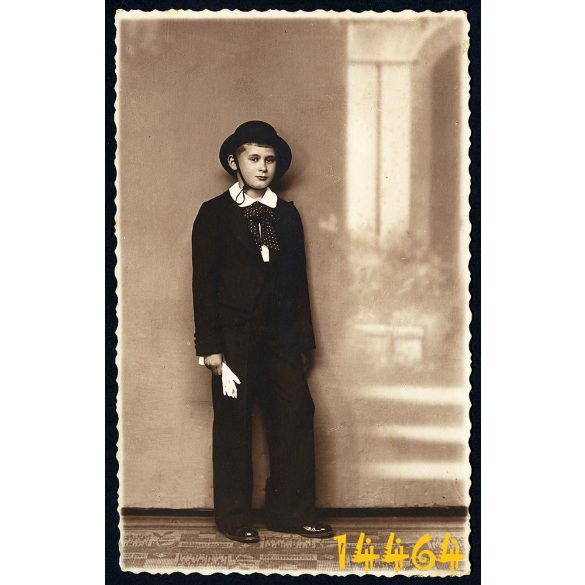 Barna műterem, Szabadka, Újvidék, fiú fehér kesztyűvel, kalapban, különös háttér, Subotica, 1930-as évek, Eredeti fotó, papírkép.  