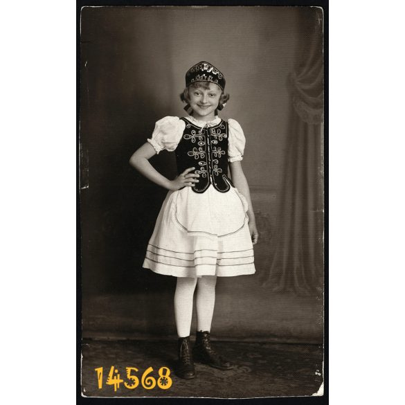 Erzsébet műterem, Pesterzsébet (Budapest),  kislány ünneplő ruhában, népviselet, nemzeti, 1939., 1930-as évek, eredeti fotó, papírkép.