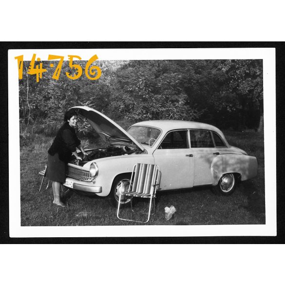 Hölgy Wartburg gépkocsival, autó, jármű, közlekedés, 1960-as évek, Eredeti fotó, papírkép.  