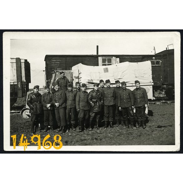 2. világháború, Rába Botond harci jármű, magyar katonák a Kletsk-i állomáson, Szovjetunió, hadtörténet, 1944, eredeti fotó, papírkép,  