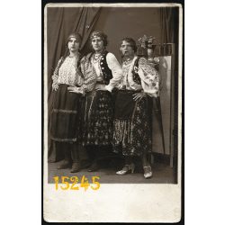   Lányok pipával, cigány jelmez, Újpest, vicces, különös, Gerenday műterem, roma, 1930-as évek, Eredeti fotó, papírkép.  