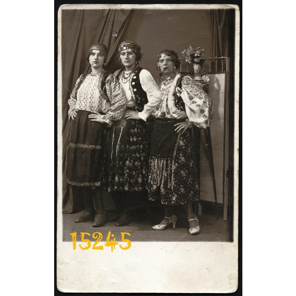 Lányok pipával, cigány jelmez, Újpest, vicces, különös, Gerenday műterem, roma, 1930-as évek, Eredeti fotó, papírkép.  