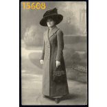 Stojkovits műterem, Arad, elegáns hölgy különös kalapban, retikül, divat, 1911, eredeti fotó, papírkép.  