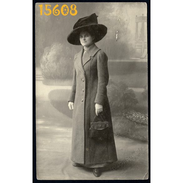Stojkovits műterem, Arad, elegáns hölgy különös kalapban, retikül, divat, 1911, eredeti fotó, papírkép.  