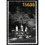 Homoródfürdő (Băile Homorod), Erdély, üdülő, fürdőhely, lányok a patakban,népviselet, 1936. március 23. , 1930-as évek, eredeti fotó, papírkép.  