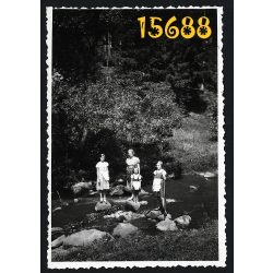   Homoródfürdő (Băile Homorod), Erdély, üdülő, fürdőhely, lányok a patakban,népviselet, 1936. március 23. , 1930-as évek, eredeti fotó, papírkép.  