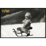 Tőke műterem, Bruck an der Leitha, kisgyerek szánkón, sport, vicces, sapka, 1910-es évek, Eredeti fotó, papírkép. 