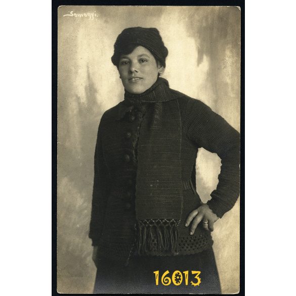 Somogyi műterem, Veszprém, lány téli ruhában, sál, sapka, különös háttér, 1922, 1920-as évek, eredeti fotó, papírkép. 