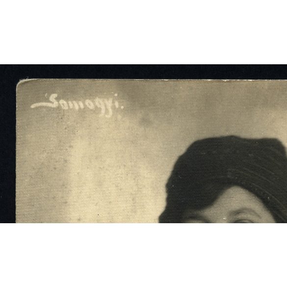 Somogyi műterem, Veszprém, lány téli ruhában, sál, sapka, különös háttér, 1922, 1920-as évek, eredeti fotó, papírkép. 