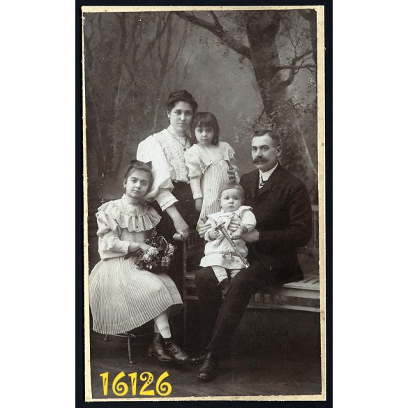 Erdős Sándor műterem, Budapest, család, elegáns pár gyerekekkel, játék, trombita, 1910-es évek, Eredeti nagyobb méretű kabinet fotó.