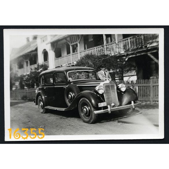 Eredeti fotó, papírkép. Mercedes, Újpesti rakpart, Bessenyei utca sarok, Budapest, jármű, közlekedés, város, sofőr, 1940-es évek