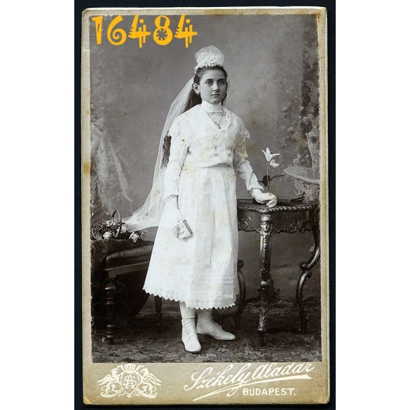 Eredeti fotó, CDV, vizitkártya. lány virággal, elsőáldozó, imakönyv, ünnep, vallás, Székely Aladár műterme 1900-as évek, Budapest