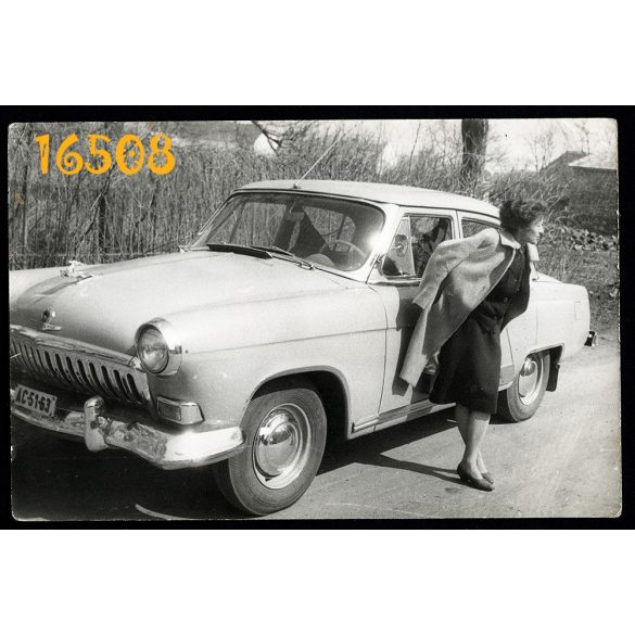 VOLGA szolgálati gépkocsi, elvtársnő, autó, jármű, közlekedés, állami rendszám, szocializmus   1963. Eredeti fotó, papírkép. 