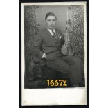 Elegáns férfi hegedűvel, zene, hangszer, Magyarország, 1920-as évek, Eredeti fotó, papírkép.  