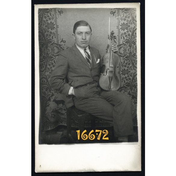 Elegáns férfi hegedűvel, zene, hangszer, Magyarország, 1920-as évek, Eredeti fotó, papírkép.  