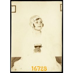   Lány ünneplő ruhában, elsőáldozó, vallás, 1920-as évek, Eredeti fotó, papírkép.  