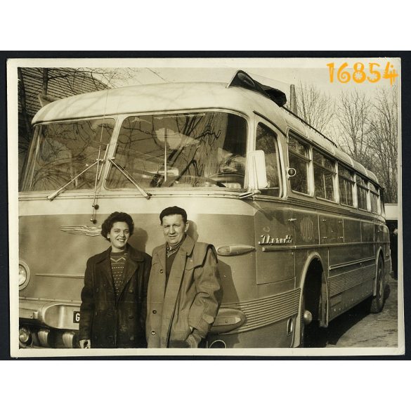 Ikarus 55 első szériás autóbusz, busz utasokkal, közlekedés, jármű 1950-es évek, eredeti fotó, papírkép. 