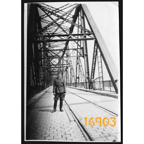 Eredeti fotó, papírkép. Dunaföldvár vasúti híd, magyar katona egyenruhában, közlekedés 1940-es évek,  
