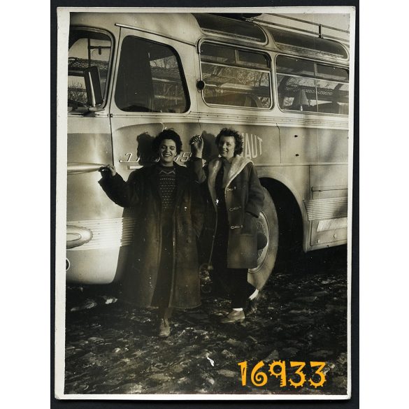 Eredeti fotó, papírkép. nők Ikarus 55 autóbusszal, busz, jármű, közlekedés 1960-as évek, 